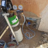 Botella de gas trazador conectada a la instalación en una arqueta exterior