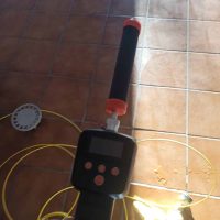 Equipo detector de gas trazador durante una localización de fuga bajo el suelo