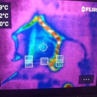 Imagen de cámara termográfica FLIR con el trazado de una tubería bajo el pavimento